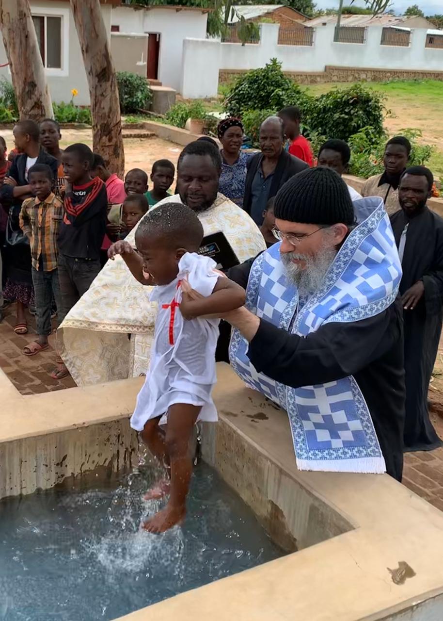 35 de copii și adulți au fost botezați de Nașterea Domnului