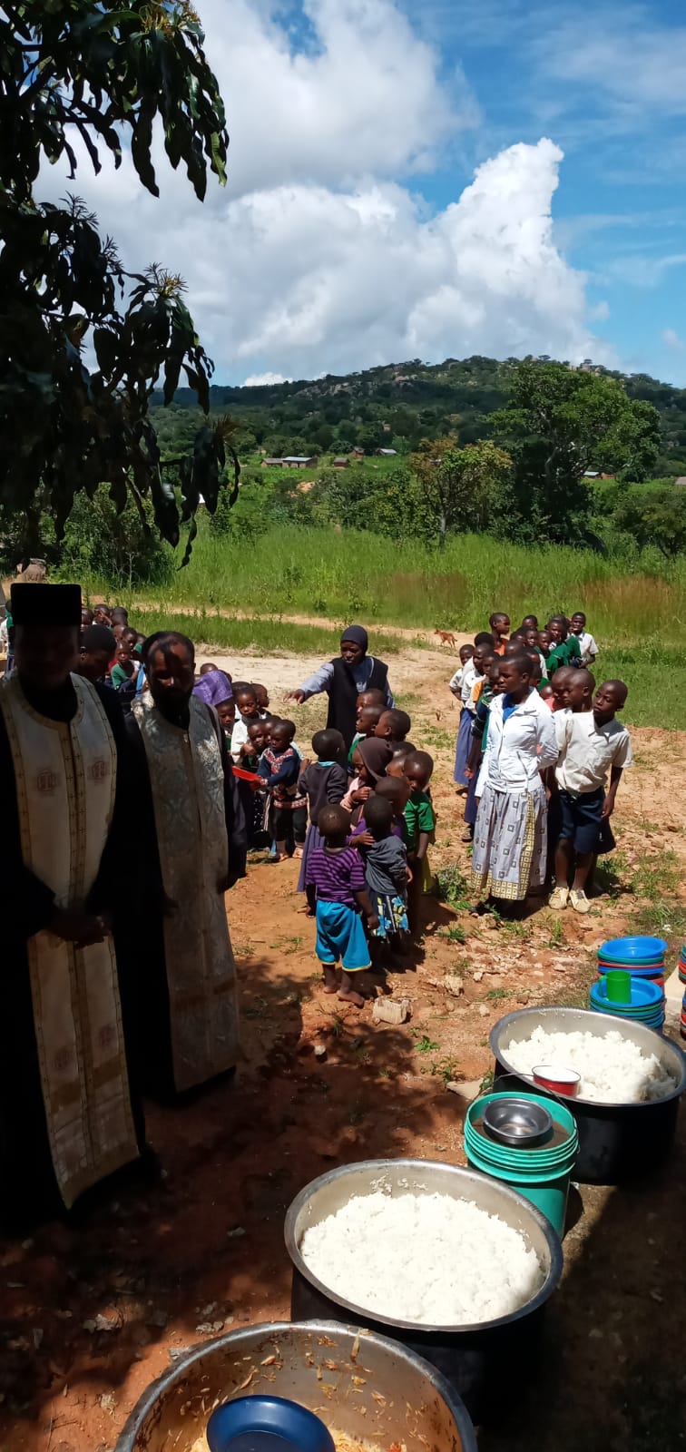 Sfânta Liturghie și daruri pentru copiii din Parohia Ibogu