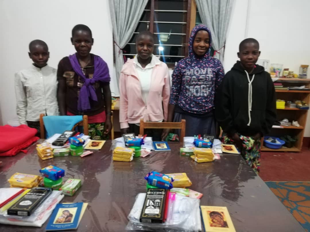 Daruri pentru elevele de liceu din Tanzania care s-au implicat în munca de la Centrul misionar
