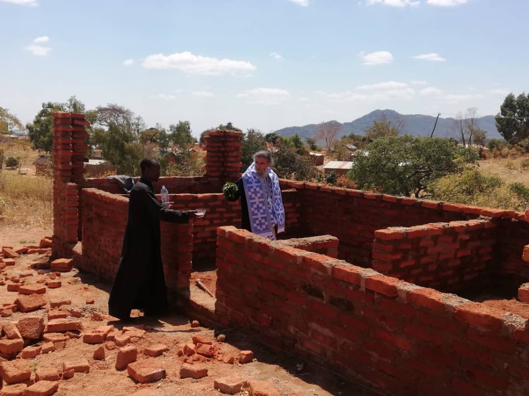 Bucurii pentru sătenii din Kinyamlewa: case noi, apă potabilă și-o biserică în apropiere
