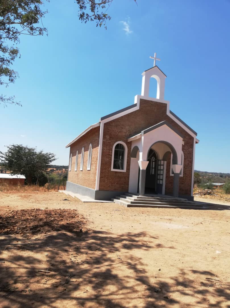 Bucurii pentru sătenii din Kinyamlewa: case noi, apă potabilă și-o biserică în apropiere