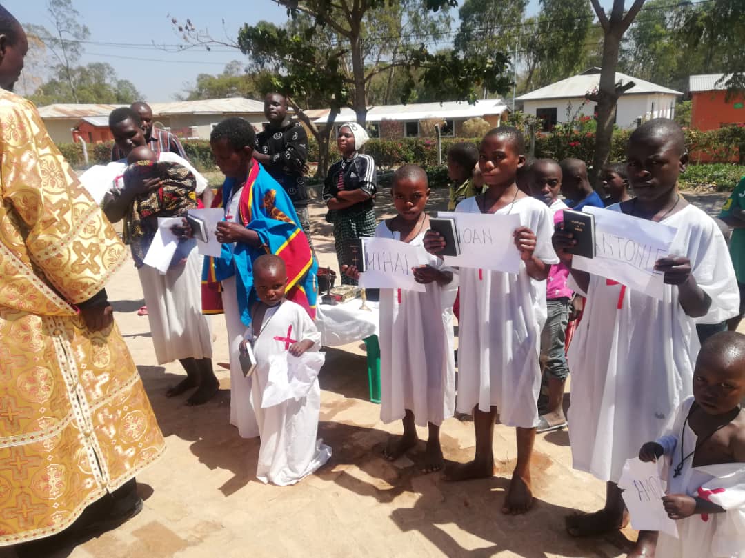Taina Sfântului Botez săvârșită pentru 9 persoane la Biserica Ortodoxă din Kidamali