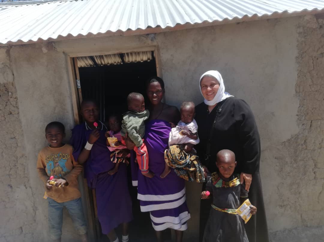 Cum s-au schimbat viețile lui Upendo și ale copiilor săi după ce au primit o casă și o vacă