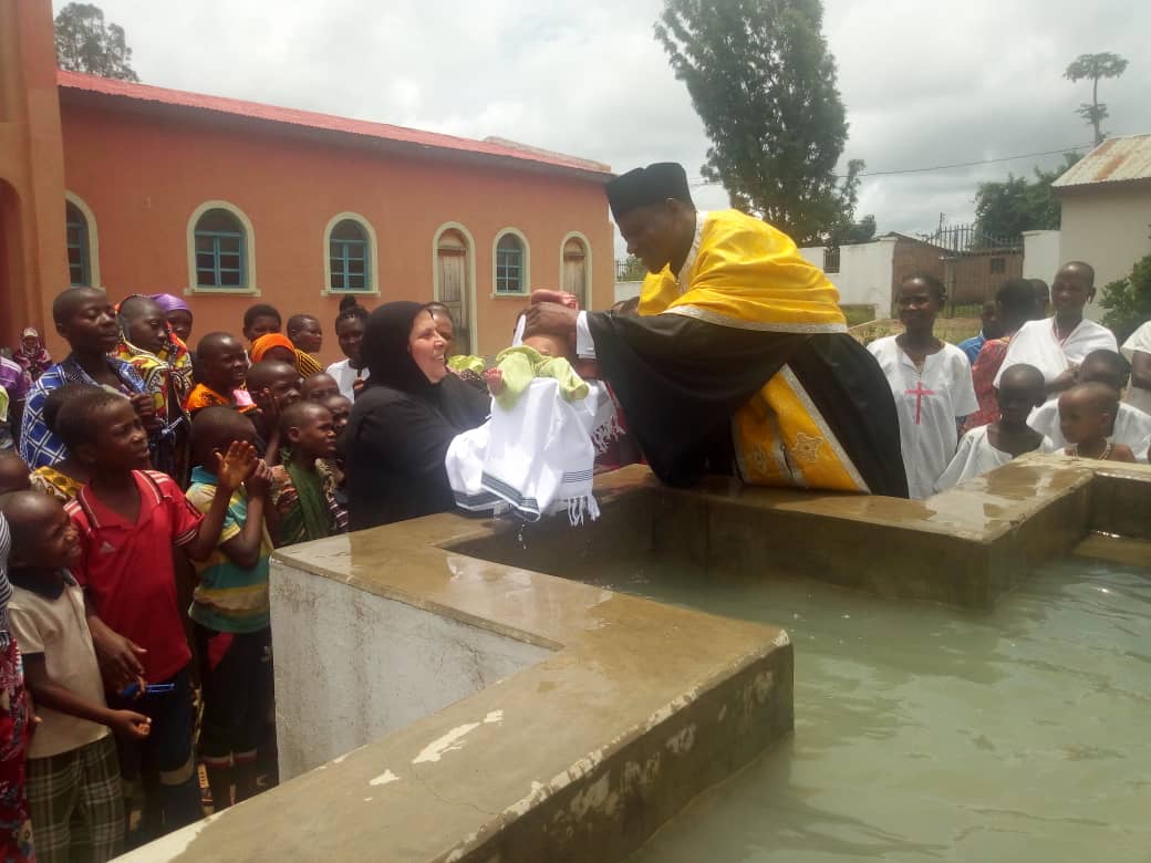 De la moarte la viață - Pomenirea morților și 98 de botezuri la centrul misionar din Kidamali 