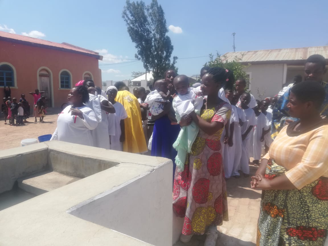 70 de botezuri azi la Centrul Misionar din Kidamali
