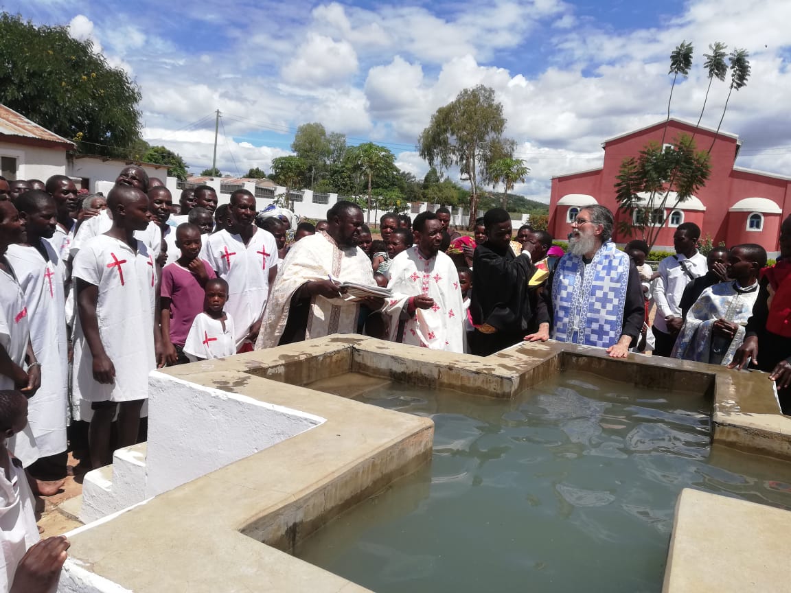 250 de botezuri au fost săvârșite în Sâmbăta Mare la Centrului Misionar din Kidamali 