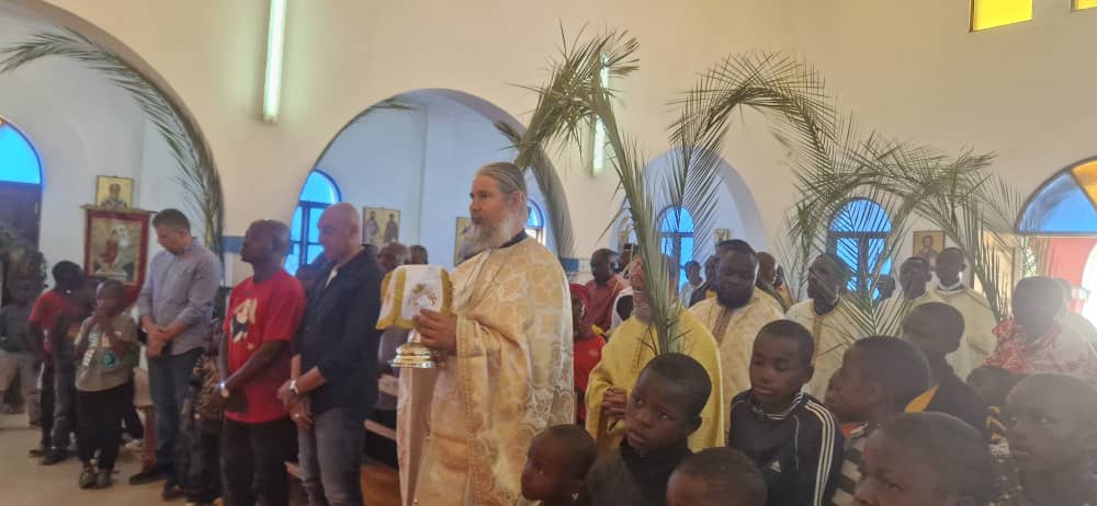 IPS Teofan, în mijlocul credincioșilor din Kidamali (Tanzania). Ierarhul a săvârșit Sfânta Liturghie și a sfințit chiliile unei mănăstiri