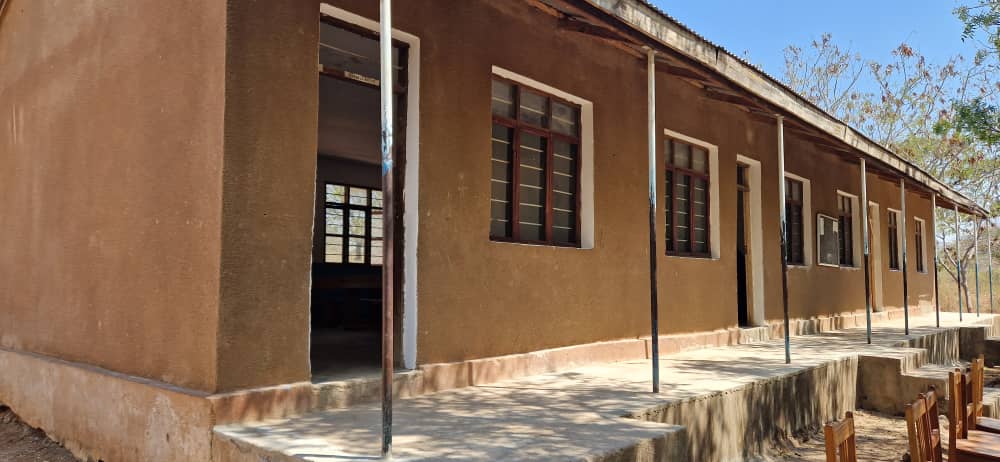 Şcoala din satul Ipwasi, în noi straie