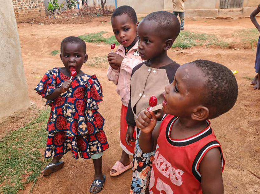 Daruri de Crăciun pentru 30 de familii din satul Nyamihuu