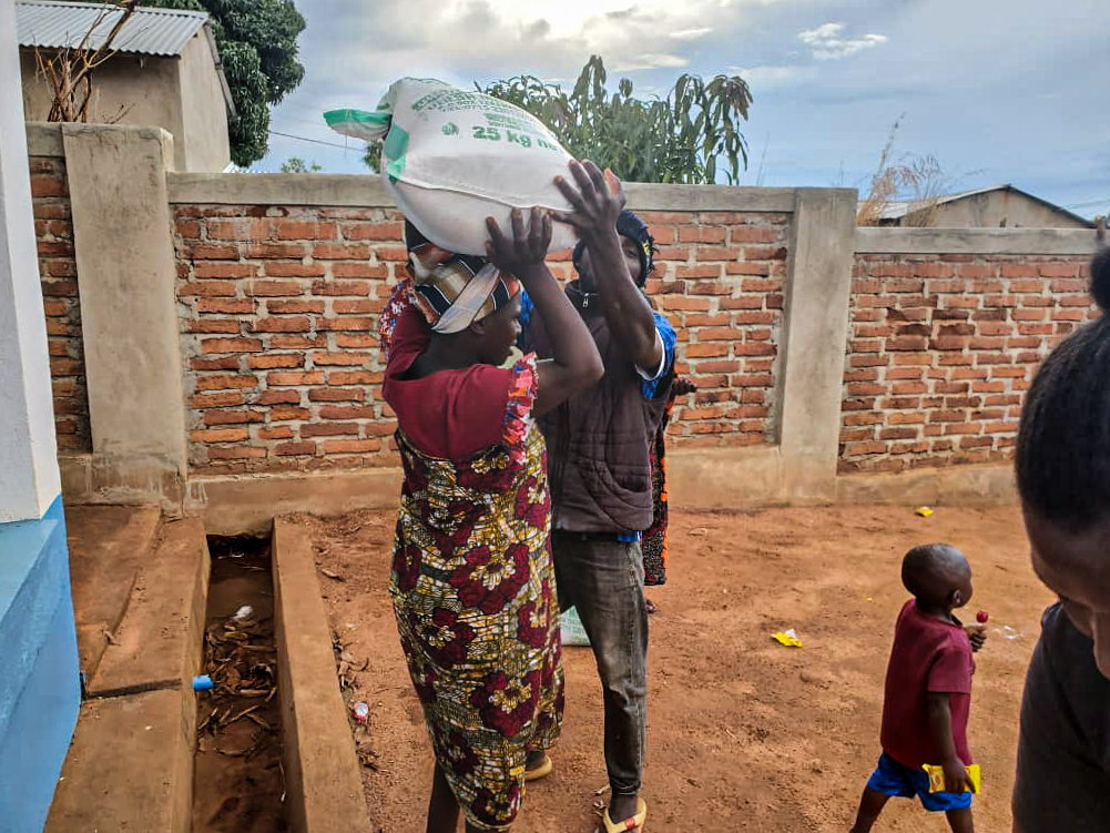 Daruri de Crăciun pentru 30 de familii din satul Nyamihuu