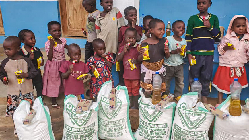 Daruri de Crăciun pentru 30 de familii din satul Nyamihuu