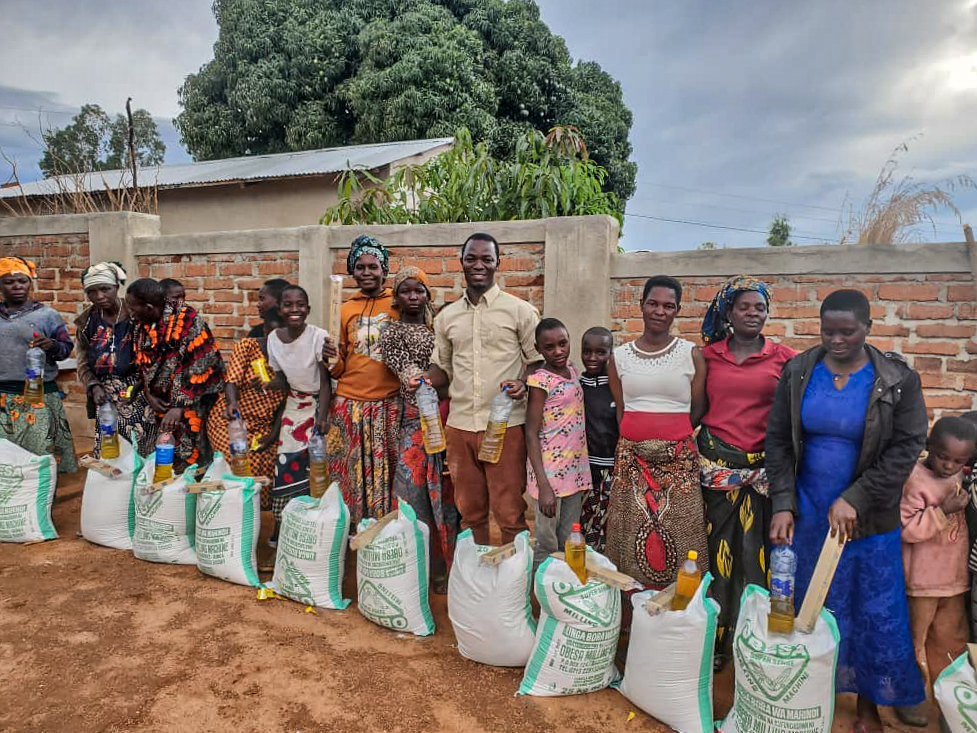 Daruri de Crăciun pentru 30 de familii din satul Nyamihuu