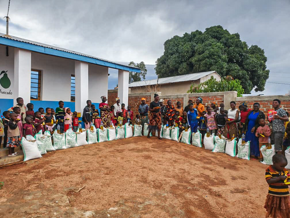 Daruri de Crăciun pentru 30 de familii din satul Nyamihuu