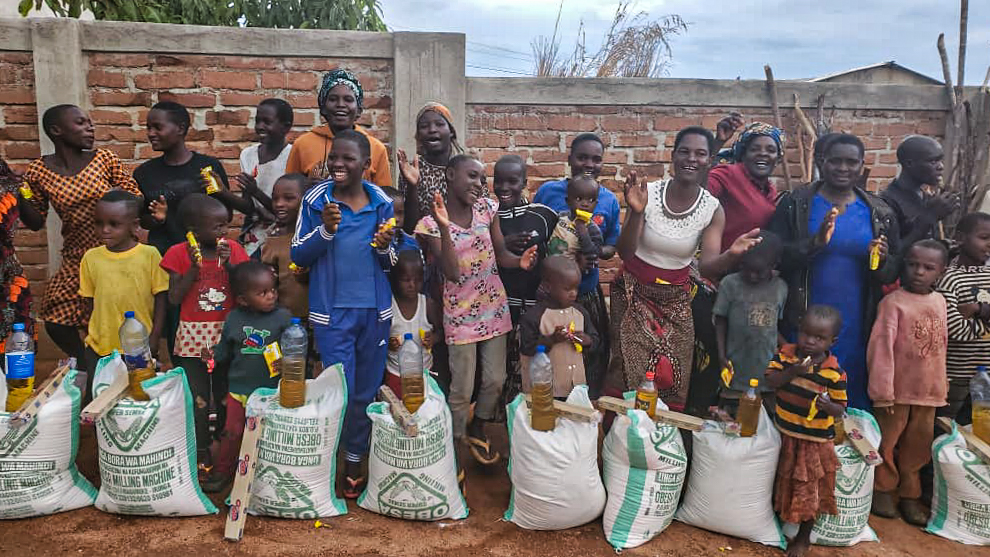 Daruri de Crăciun pentru 30 de familii din satul Nyamihuu