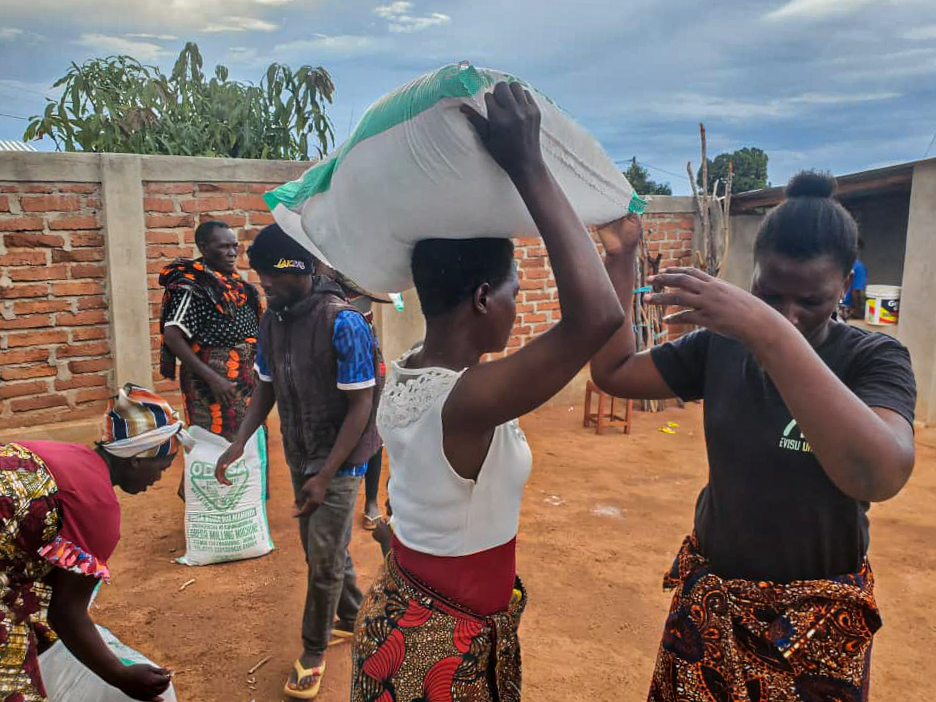 Daruri de Crăciun pentru 30 de familii din satul Nyamihuu