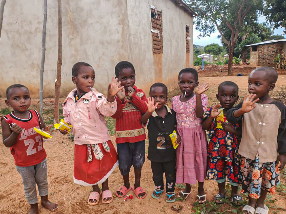 Daruri de Crăciun pentru 30 de familii din satul Nyamihuu