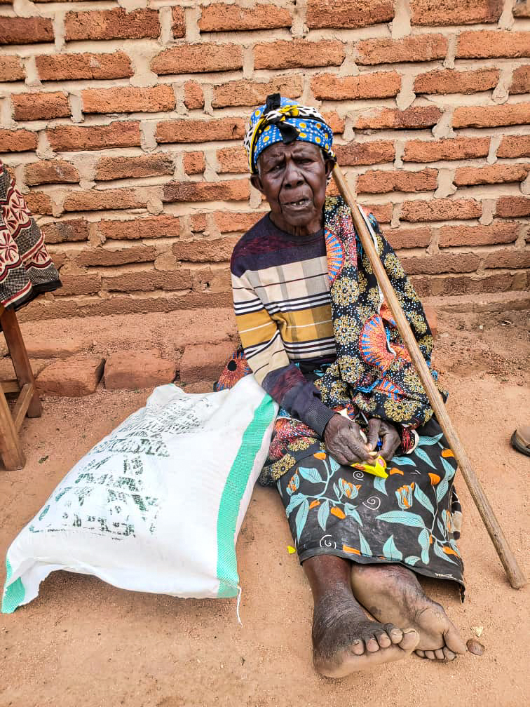 Bucurie la sac. Făină de porumb pentru familiile din cătunul Mbumi