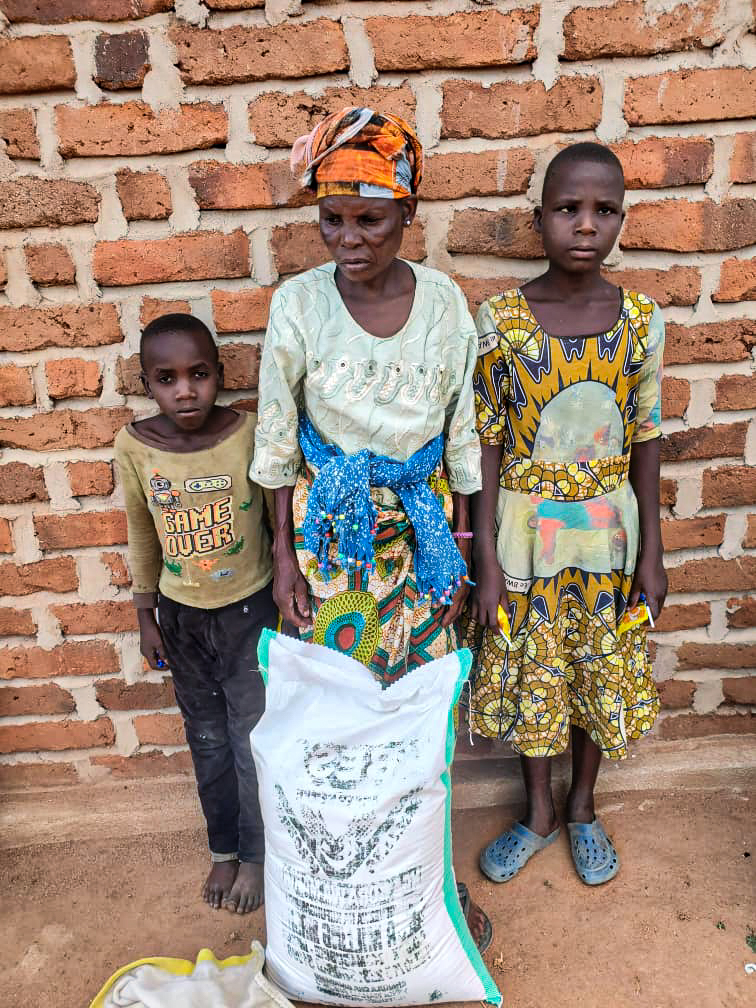 Bucurie la sac. Făină de porumb pentru familiile din cătunul Mbumi