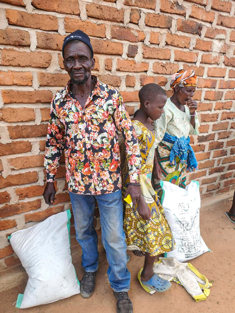 Bucurie la sac. Făină de porumb pentru familiile din cătunul Mbumi