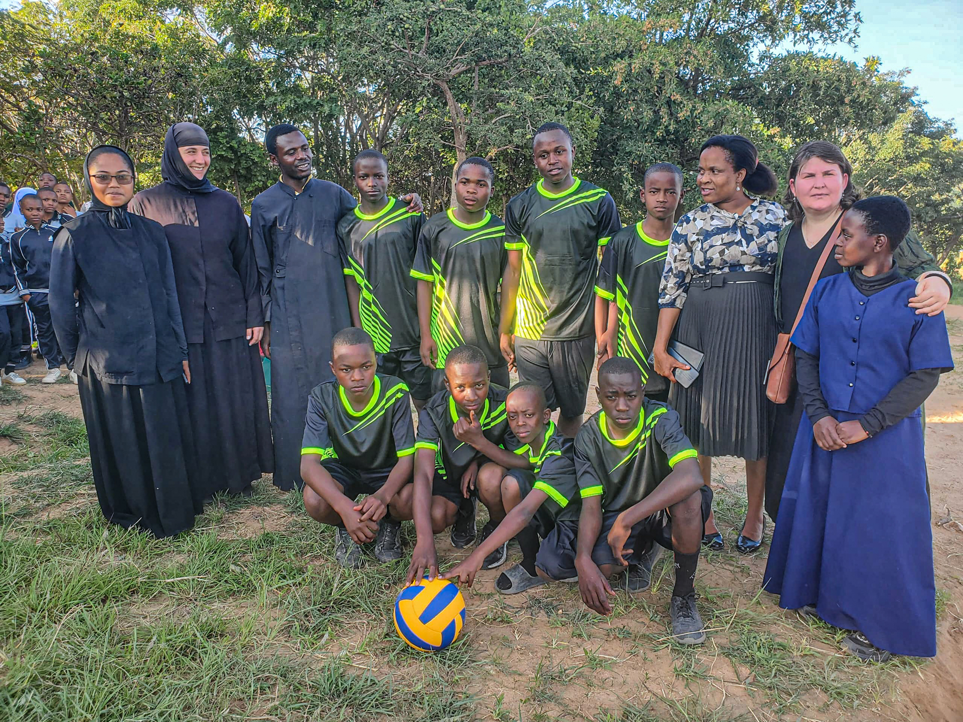 Liceul „Dimitrios” din Magubike – locul unde școala începe cu o sapă