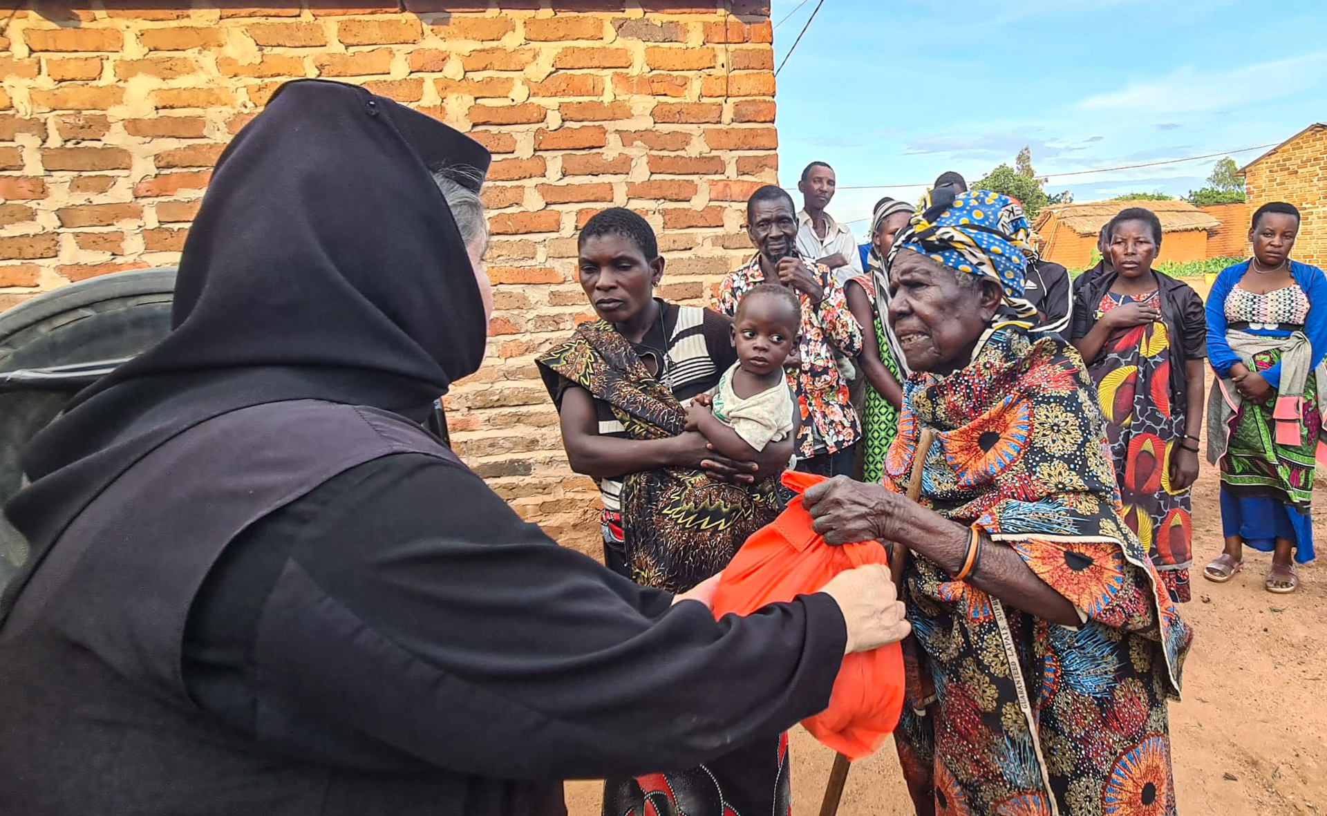 În vizită la casele din satul Mbumi