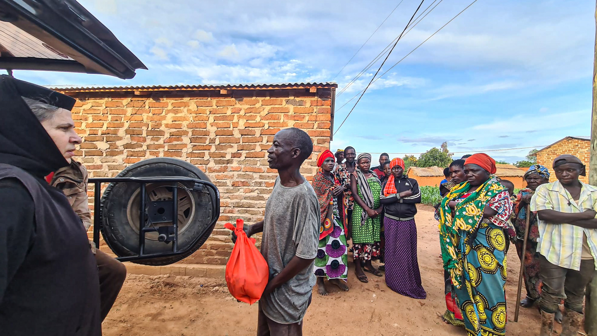 În vizită la casele din satul Mbumi
