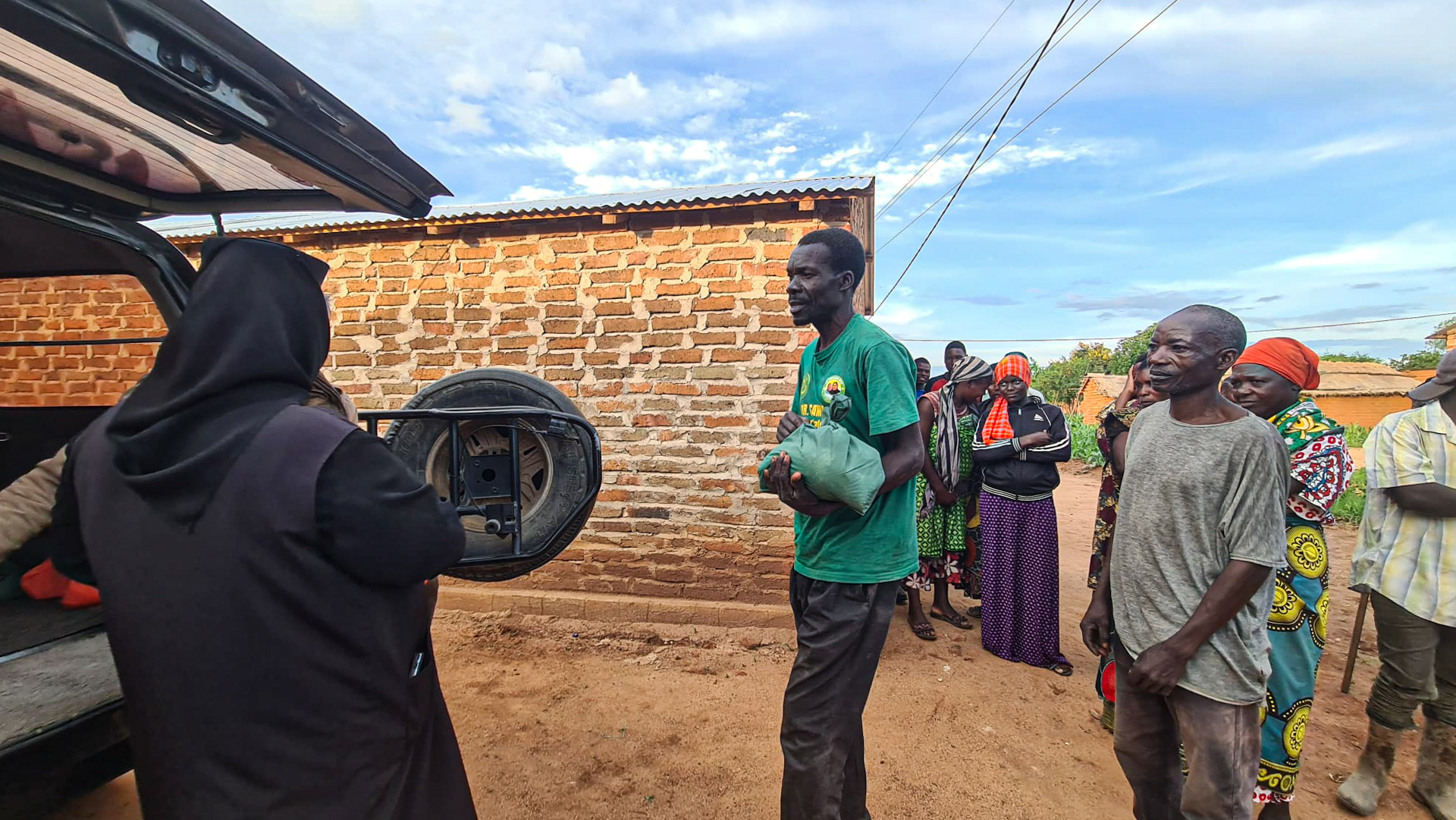 În vizită la casele din satul Mbumi