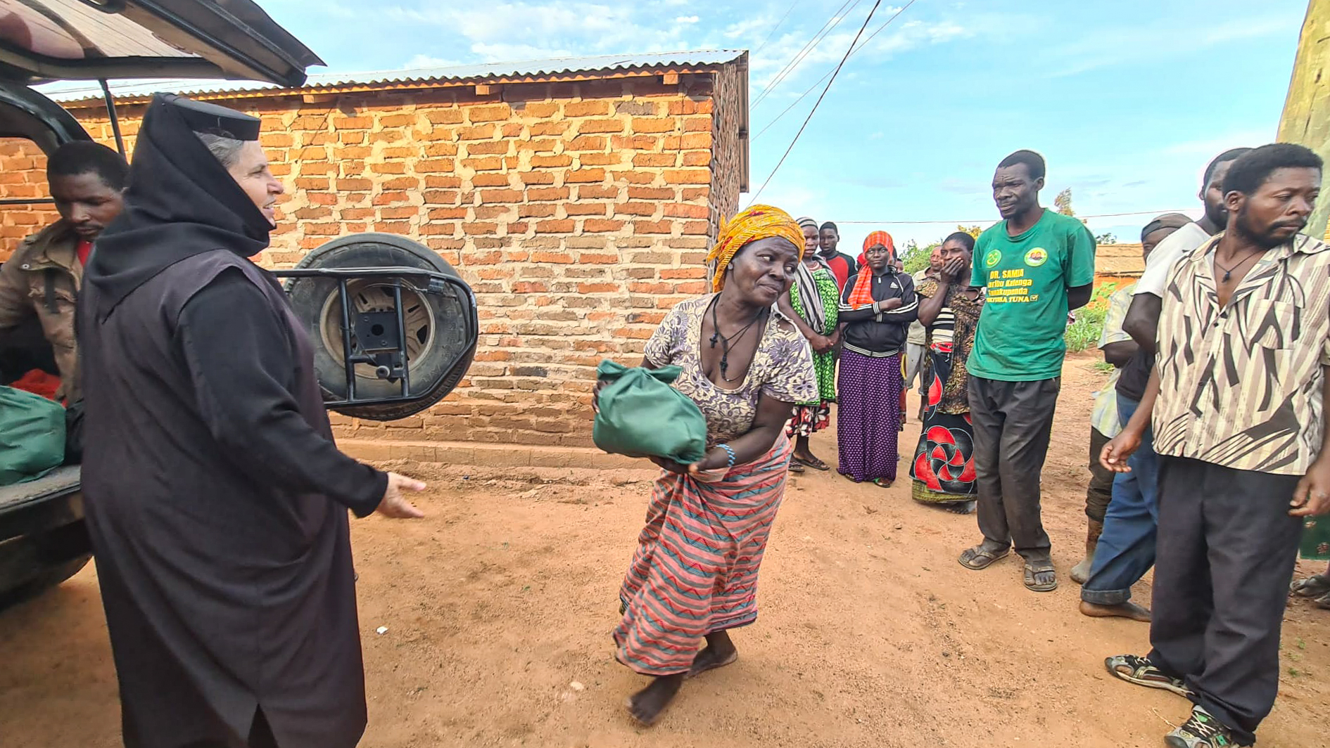 În vizită la casele din satul Mbumi