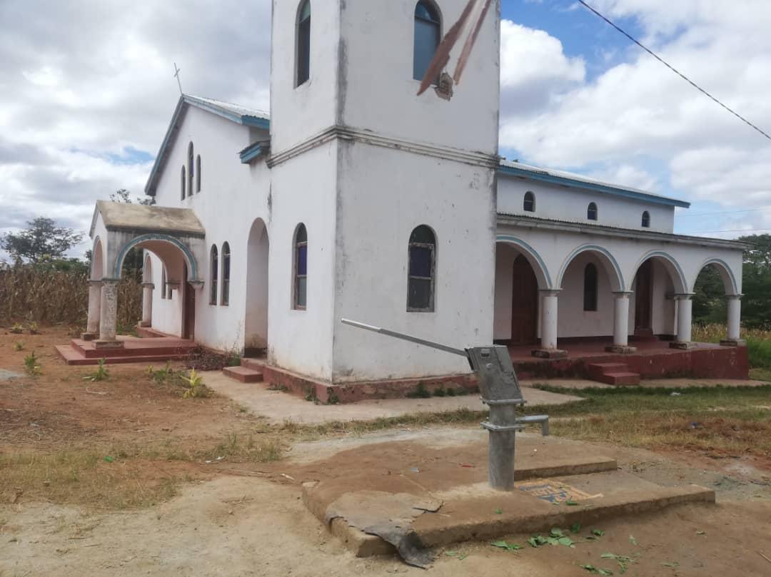 Săpând o fântână ajutăm 300 de copii să fie sănătoși