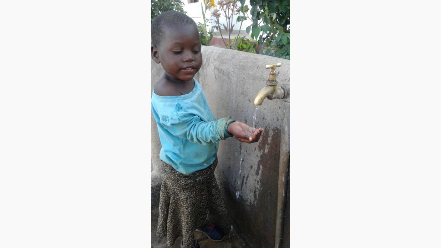 Săpând o fântână ajutăm 300 de copii să fie sănătoși