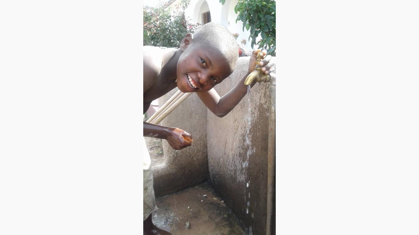 Săpând o fântână ajutăm 300 de copii să fie sănătoși