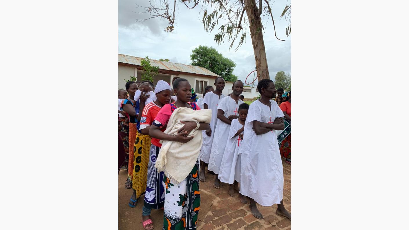 35 de copii și adulți au fost botezați de Nașterea Domnului