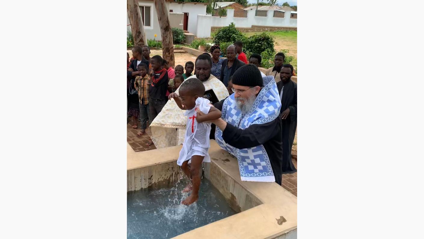 35 de copii și adulți au fost botezați de Nașterea Domnului