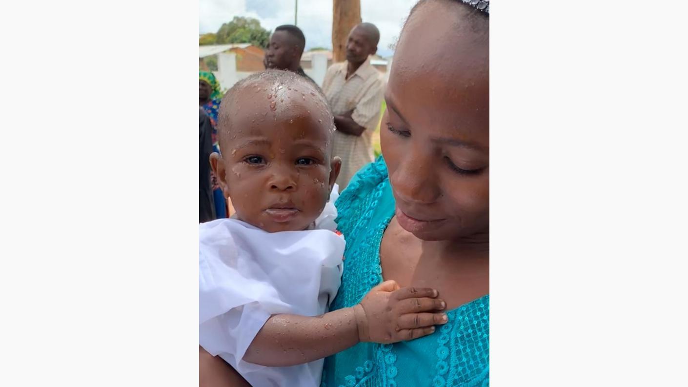 35 de copii și adulți au fost botezați de Nașterea Domnului