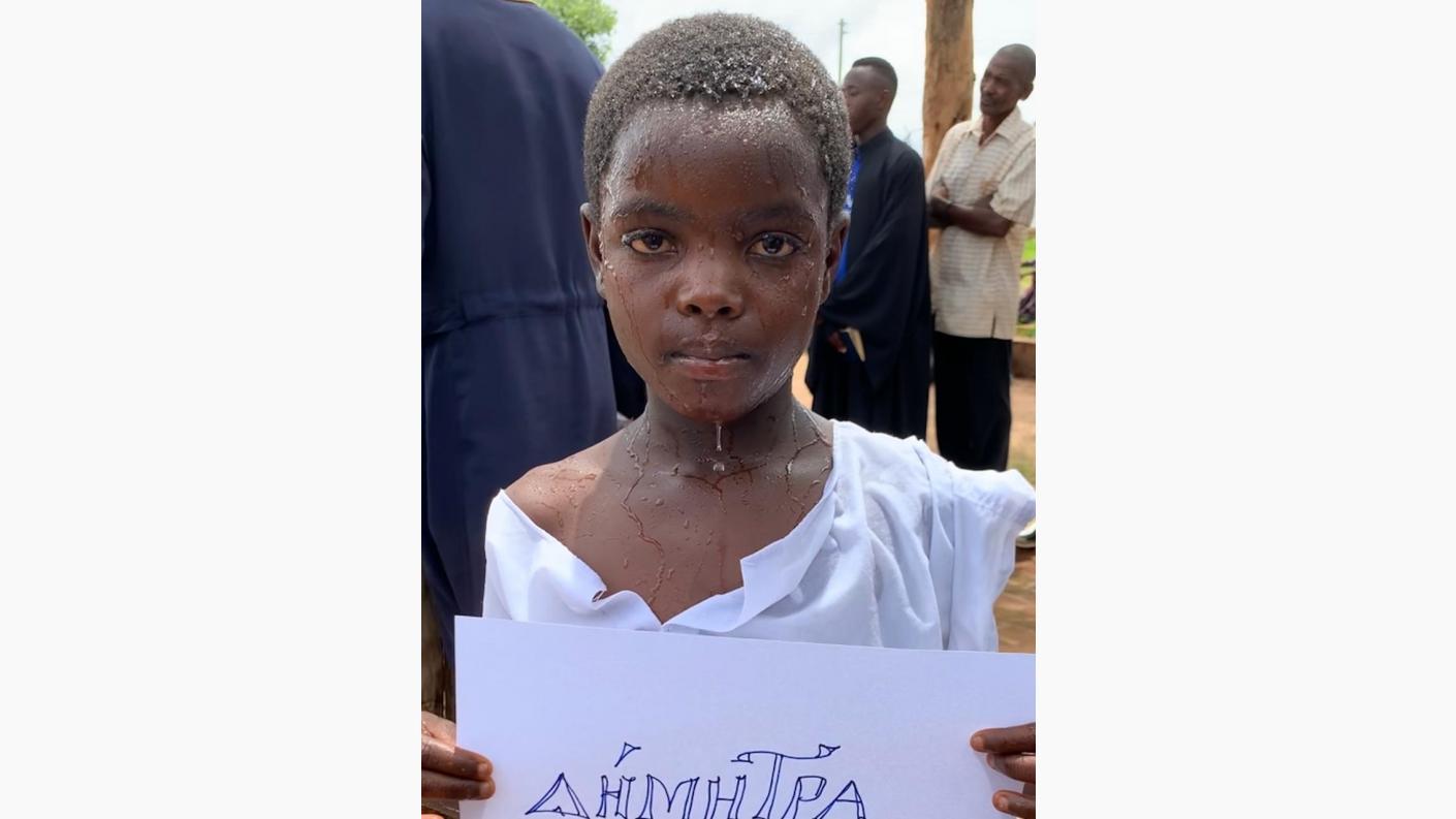 35 de copii și adulți au fost botezați de Nașterea Domnului