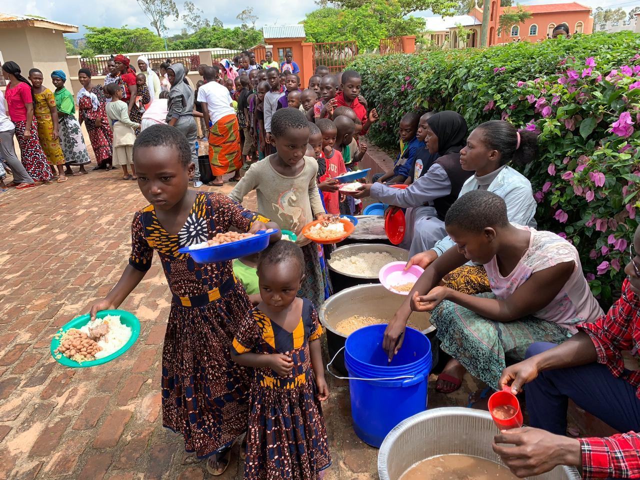 35 de copii și adulți au fost botezați de Nașterea Domnului