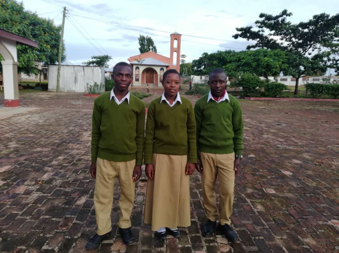 Steven, Anastasia și Augustino - De la orfani la școlari