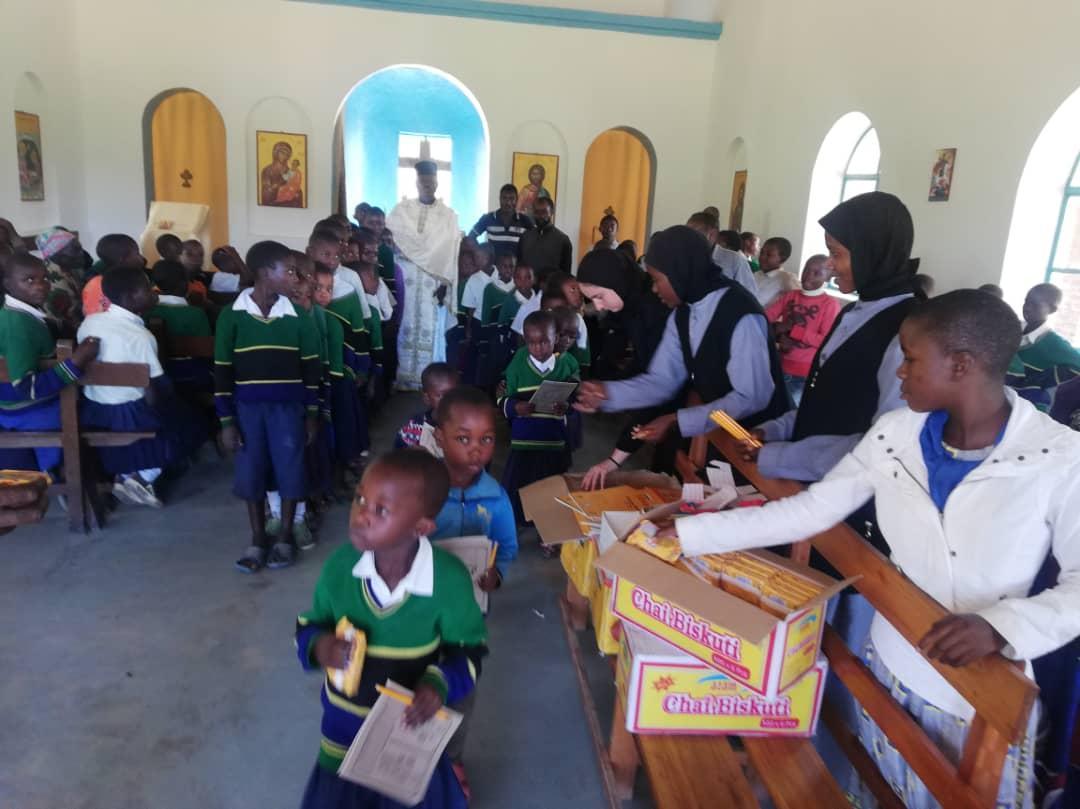 Sfânta Liturghie și daruri pentru copiii din Parohia Ibogu