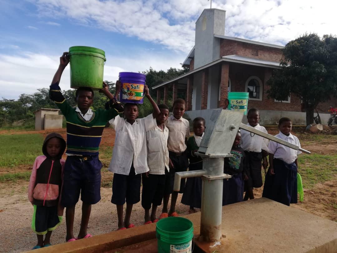 Sfânta Liturghie și daruri pentru copiii din Parohia Ibogu