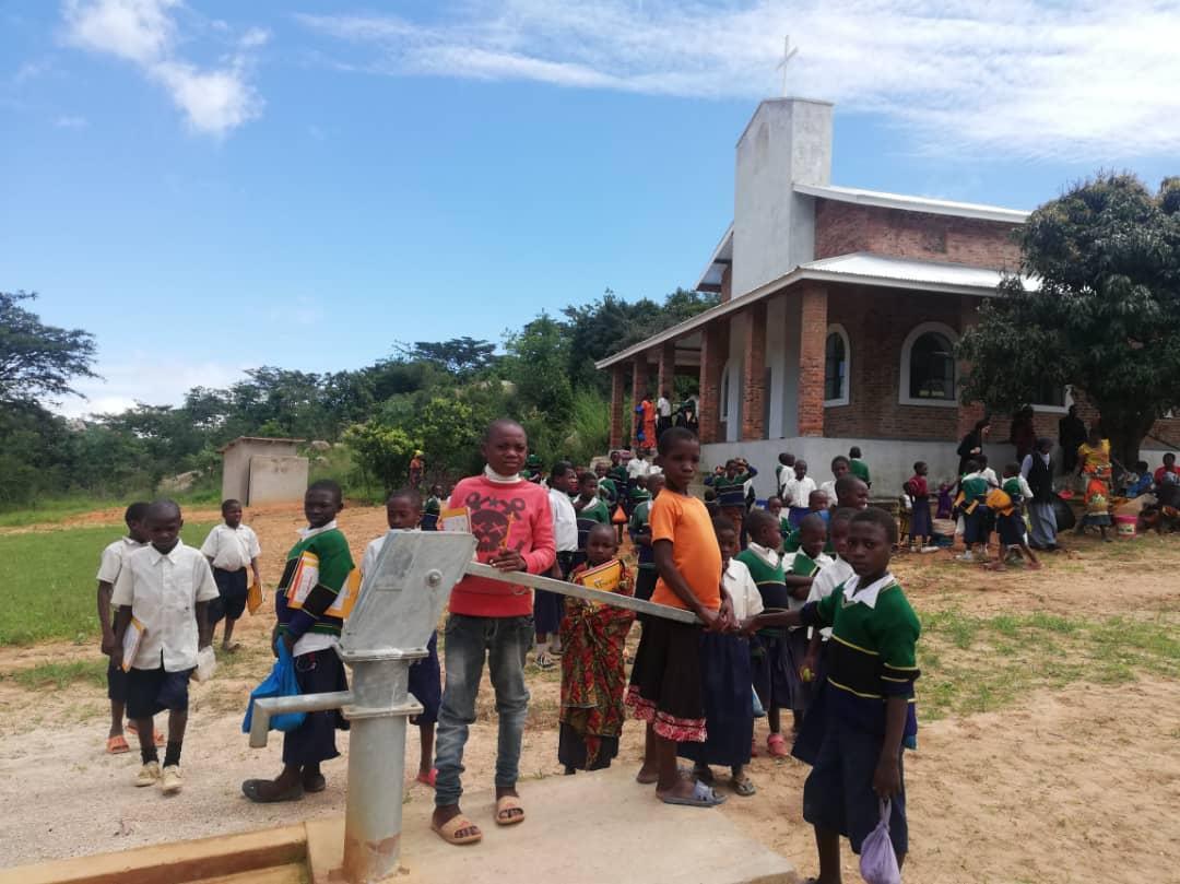 Sfânta Liturghie și daruri pentru copiii din Parohia Ibogu