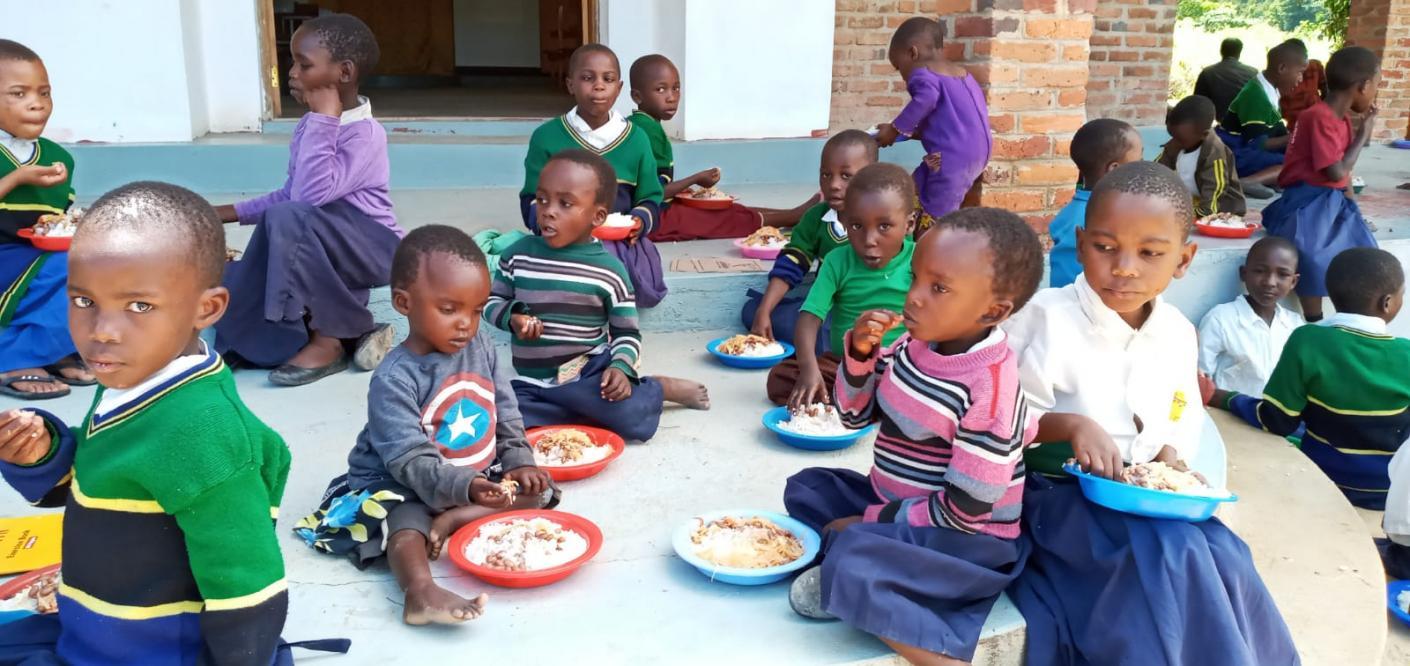 Sfânta Liturghie și daruri pentru copiii din Parohia Ibogu