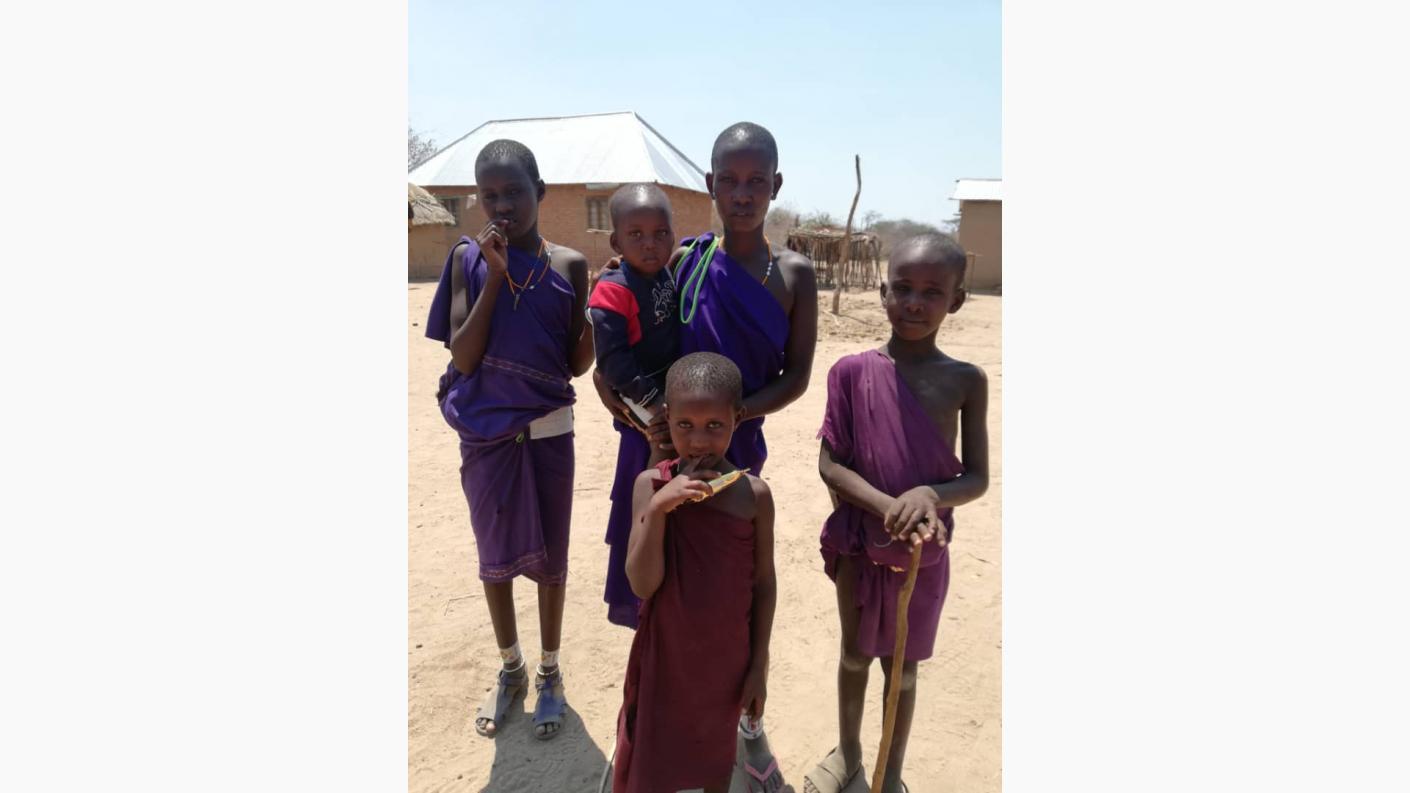 Mariam sau Mama Luka împreună cu cei 4 copii