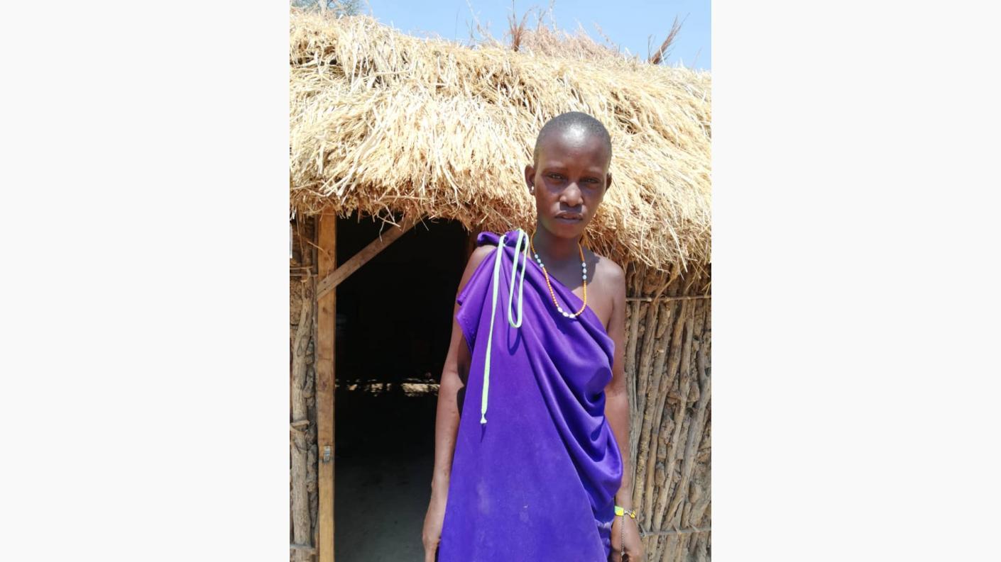 Mariam sau Mama Luka în fața casei