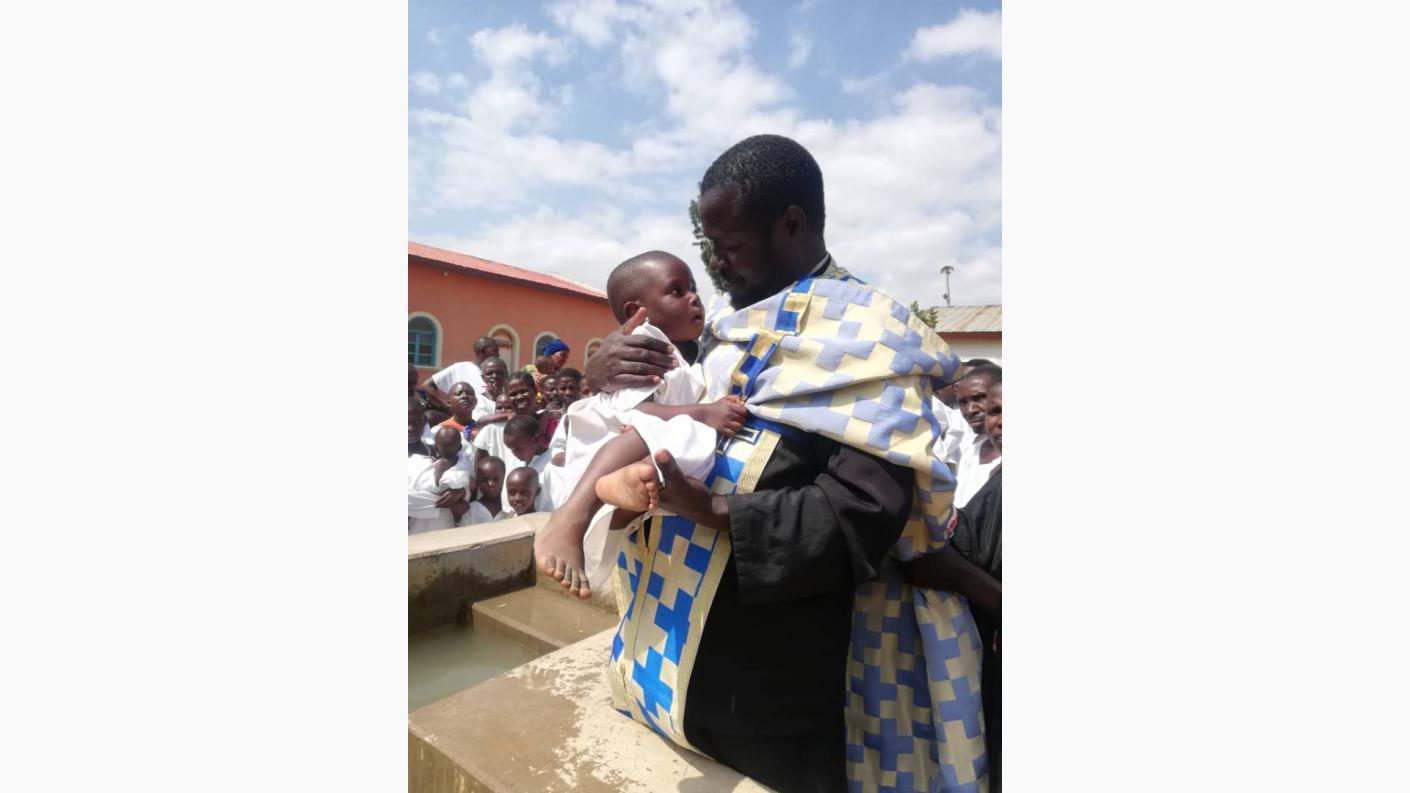 210 persoane au primit Taina Sfântului Botez în Tanzania