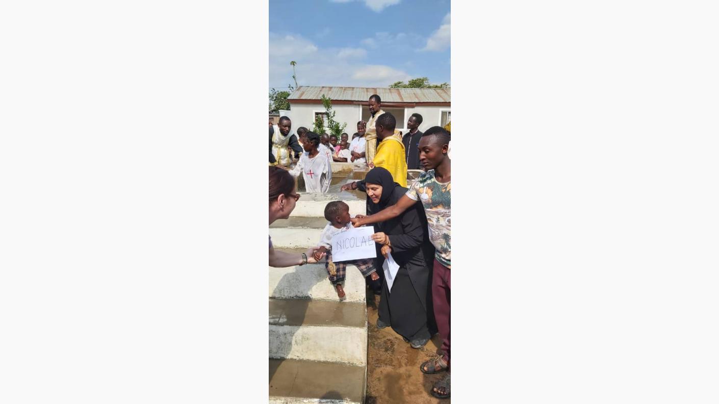 210 persoane au primit Taina Sfântului Botez în Tanzania