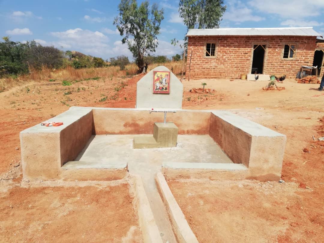 Bucurii pentru sătenii din Kinyamlewa: case noi, apă potabilă și-o biserică în apropiere