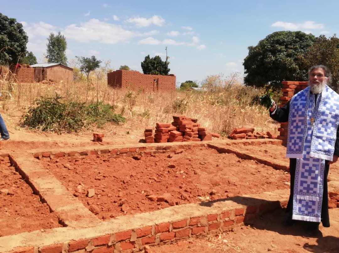 Bucurii pentru sătenii din Kinyamlewa: case noi, apă potabilă și-o biserică în apropiere