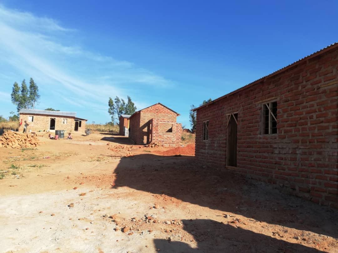 Bucurii pentru sătenii din Kinyamlewa: case noi, apă potabilă și-o biserică în apropiere