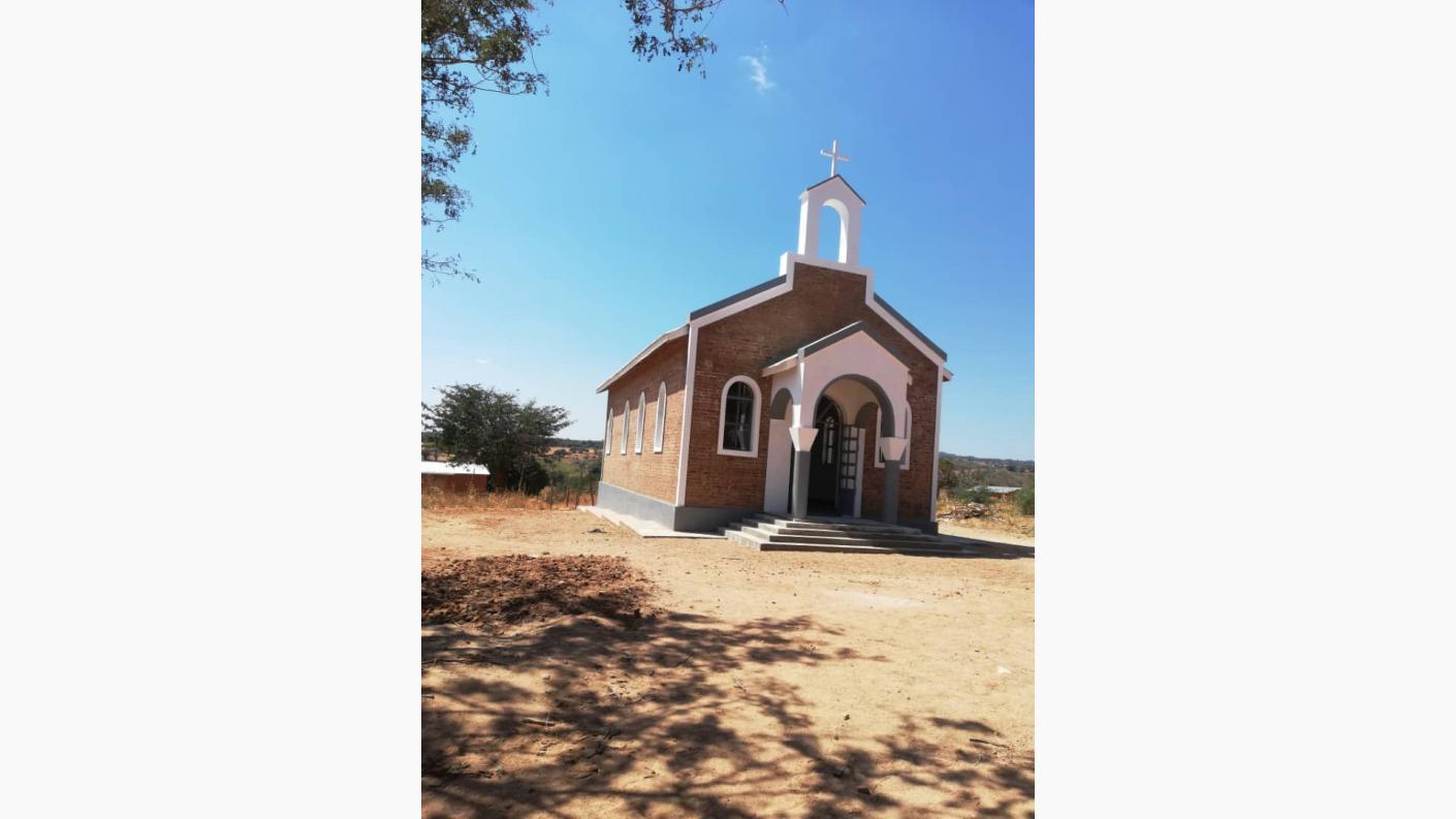 Bucurii pentru sătenii din Kinyamlewa: case noi, apă potabilă și-o biserică în apropiere