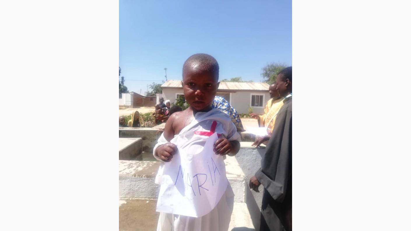 Taina Sfântului Botez săvârșită pentru 9 persoane la Biserica Ortodoxă din Kidamali